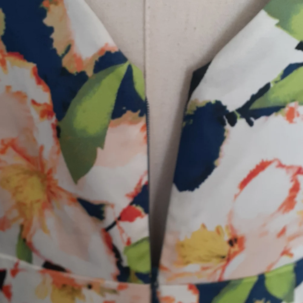 J.crew Cottagecore  fit and flare  floral vneck  dress size 8 - Picture 10 of 17